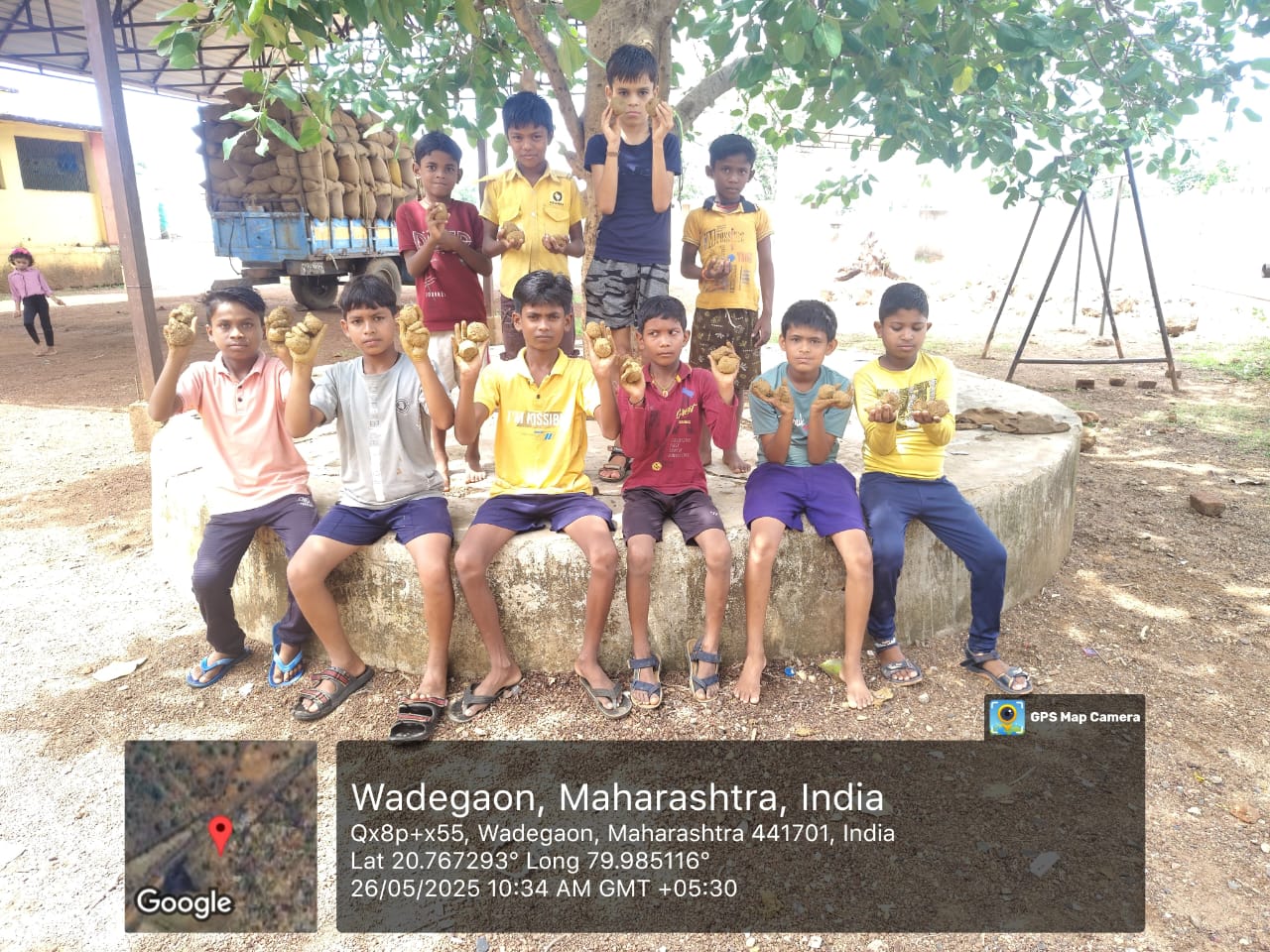 शालेय विद्यार्थ्यांचा वृक्षारोपण उपक्रम